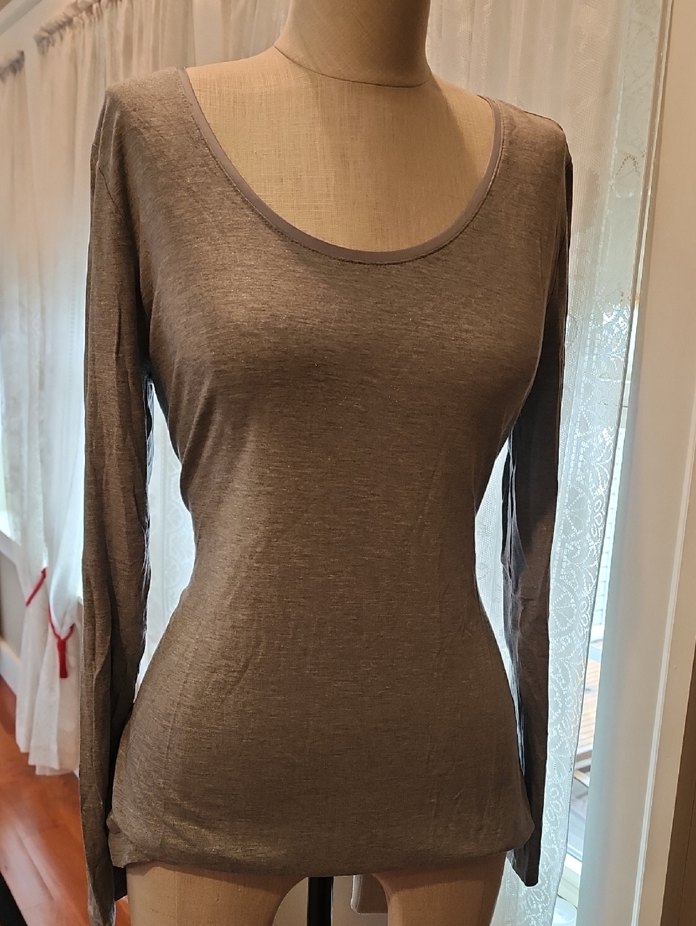 Basic Long Sleeve Scoop Neck Tee in Gray Shimmer